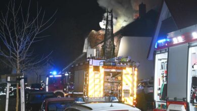 Brennendes Dach auf einem Haus.