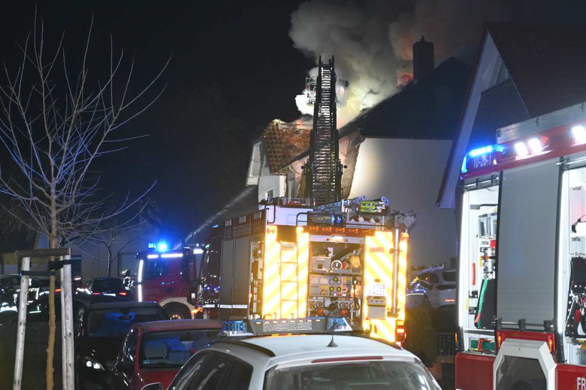 Brennendes Dach auf einem Haus.