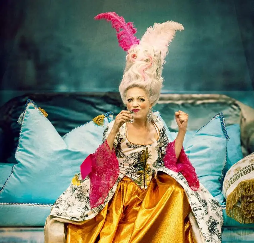 Satirische Komödie „Marie-Antoinette“ auf der Halepaghen-Bühne 1 a woman in a garment