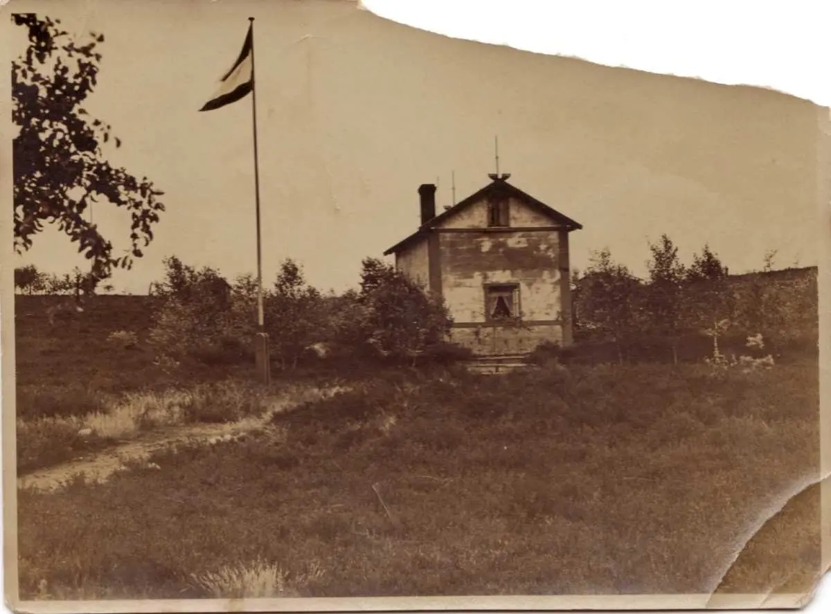 Vortrag in Maschen: Die Geschichte der Heidesiedler von Maschen und Horst 1 a building with a flag on a pole