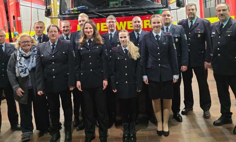 Feuerwehr Maschen zieht Bilanz: Weniger Einsätze, erfolgreiche Ausbildung und Ehrungen 3 a group of people standing in front of a fire truck
