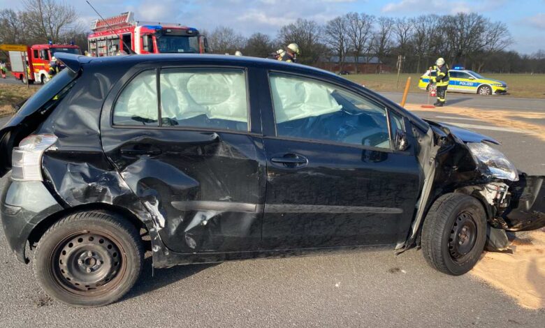 Schwerer Unfall auf der B3 in Buxtehude-Ovelgönne: Sieben Verletzte 4 a car with a damaged side