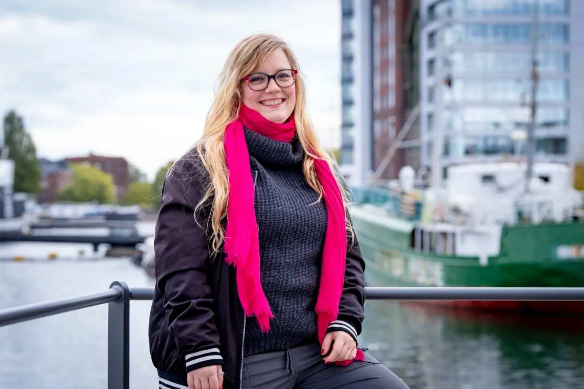 Kritischer Stadtrundgang: Kolonialismus und Antifaschismus in Harburg 1 a woman wearing glasses and a pink scarf