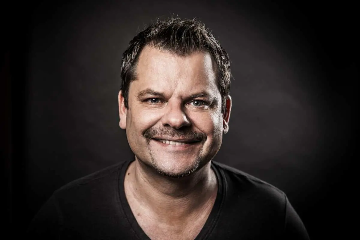 Ingo Appelt live in Stade: „Männer nerven stark“ im STADEUM 1 a man smiling for a picture