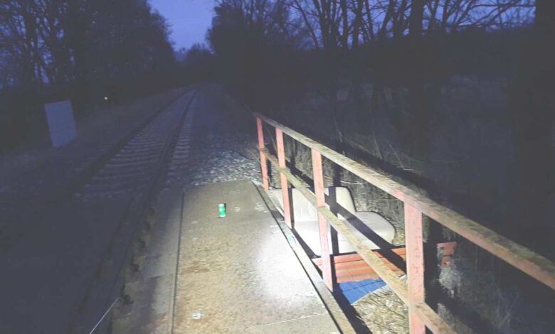 Gefährliches Spiel an der Gleisbrücke: Jugendliche richten Sitzecke ein 9 a metal railing on a bridge next to a train track
