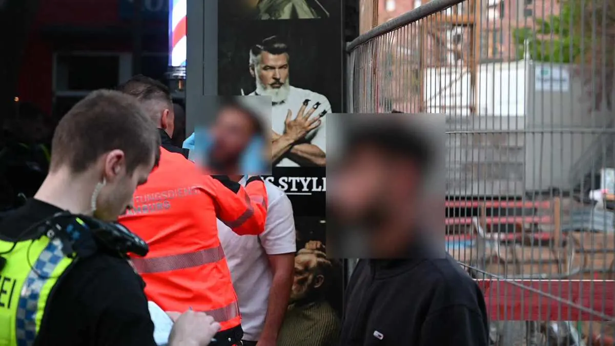 Schlägerei in Harburger Barber-Shop – Polizei mit Großaufgebot im Einsatz 1 a person standing next to a poster