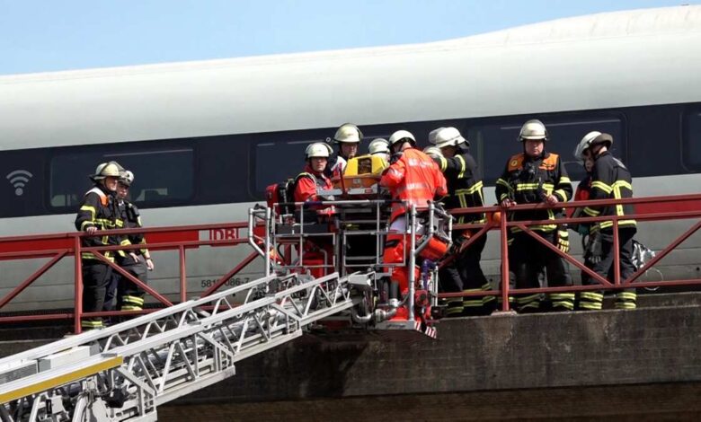 Schockmoment in Wilhelmsburg: Bauarbeiter von ICE erfasst und schwer verletzt 3 a group of firefighters on a ladder