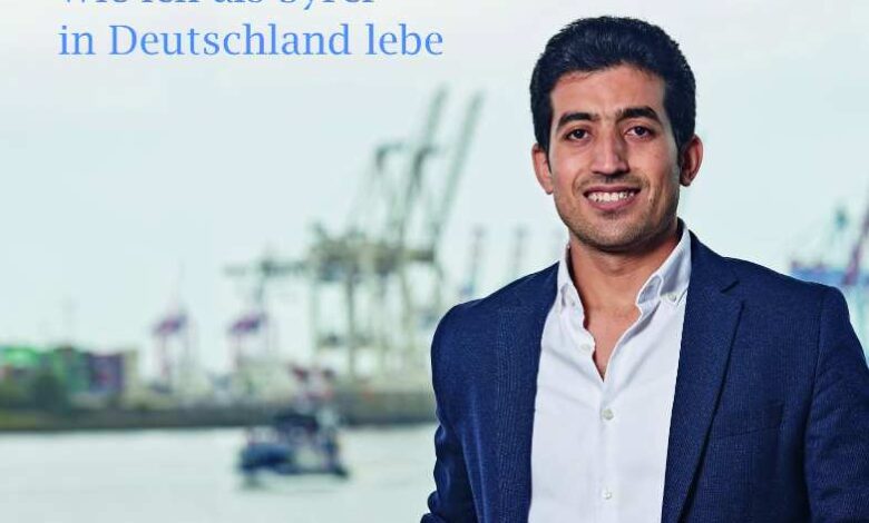 Mann vor dem Hamburger Hafen