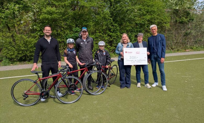 Neue Rennräder für Nachwuchs-Triathleten der Stadtteilschule Fischbek-Falkenberg 9 a group of people standing next to bicycles