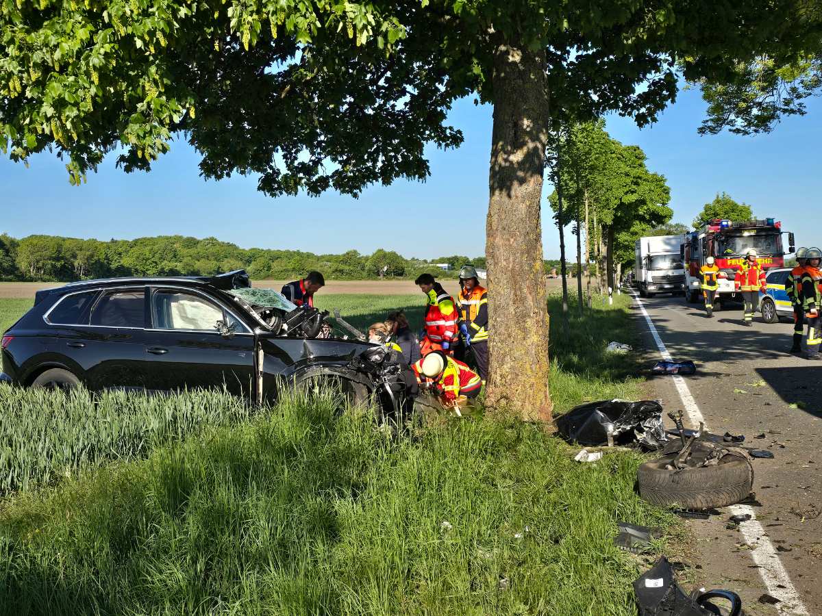 Frontalcrash bei Maschen fordert Todesopfer – VW Touareg prallt gegen Baum 1 a group of people around a car that has been crashed on the side of the road