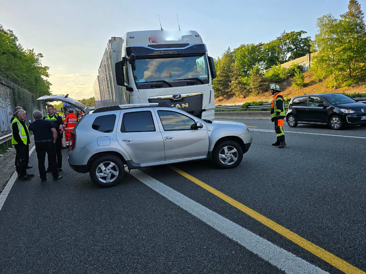 Glück im Unglück: Keine Verletzten bei Unfall auf der A7 nahe Horster Dreieck 1 a truck on the road