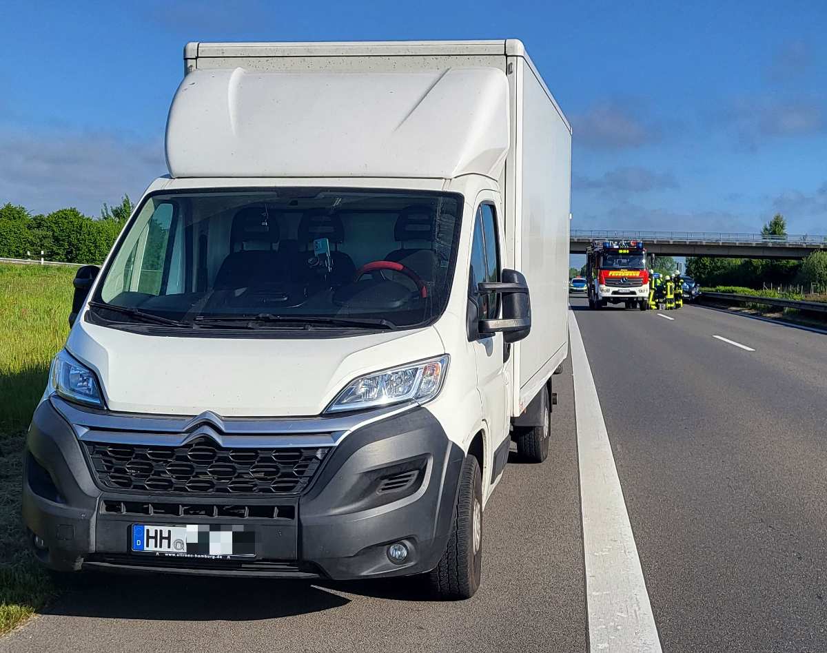 Verkehrsunfall auf der A26 bei Dollern: Autofahrer leicht verletzt – hoher Sachschaden 1 a white truck on the road