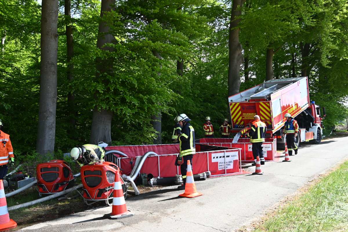 Großübung bei Waldbrandgefahr: Kreisfeuerwehr Harburg trainiert den Ernstfall 1 a group of firefighters standing next to a truck