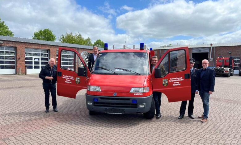 Hilfstransport in die Ukraine: Feuerwehr Heinbockel spendet Einsatzfahrzeug 3 a group of people standing next to a red truck