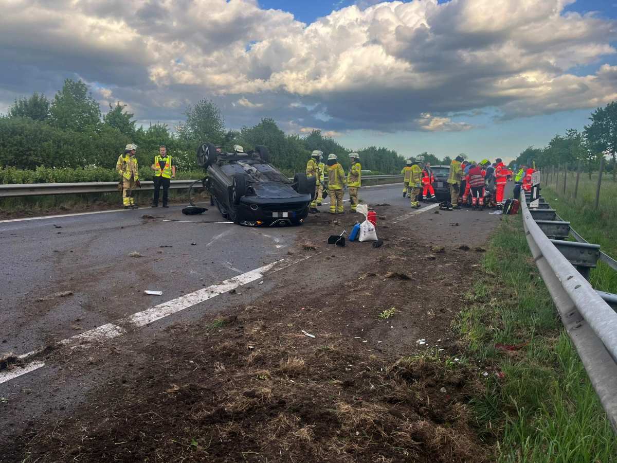 Schwerer Unfall auf der A26 bei Dollern: Mutter und Kleinkind schwer verletzt 1 a car crashed into a road with firemen and a group of people