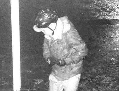 Öffentliche Fahndung in Harburg: Polizei sucht Mann nach Serie von Autozerkratzungen 1 Tatfoto