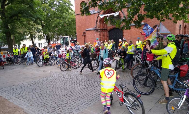 Demonstranten vor der Kirche