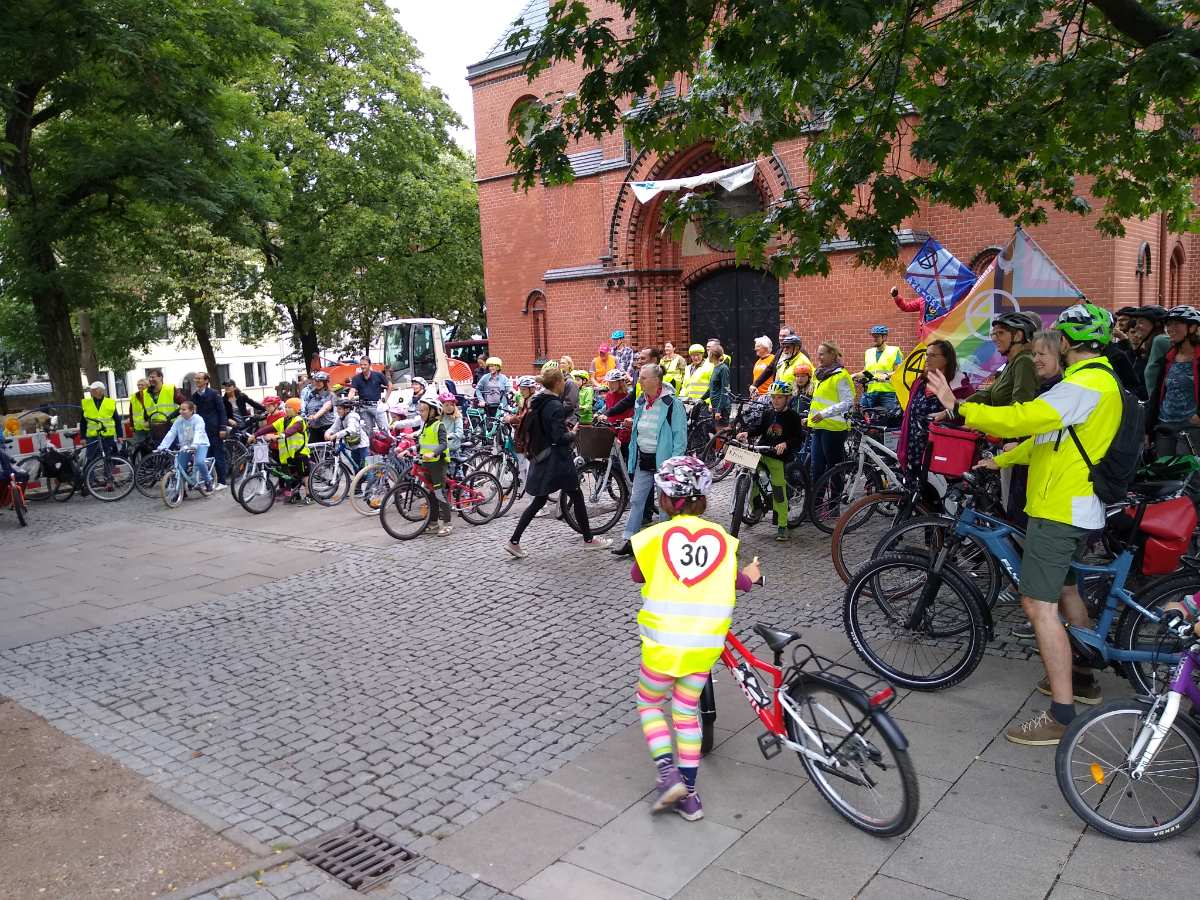 Demonstranten vor der Kirche