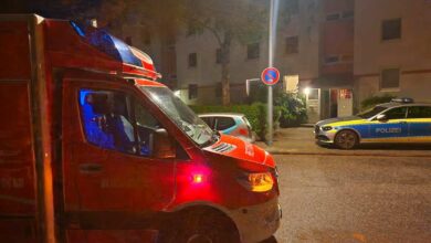 Polizei und Rettungswagen auf der Straße