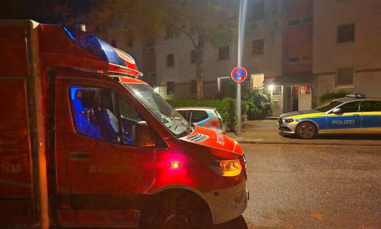 Polizei und Rettungswagen auf der Straße