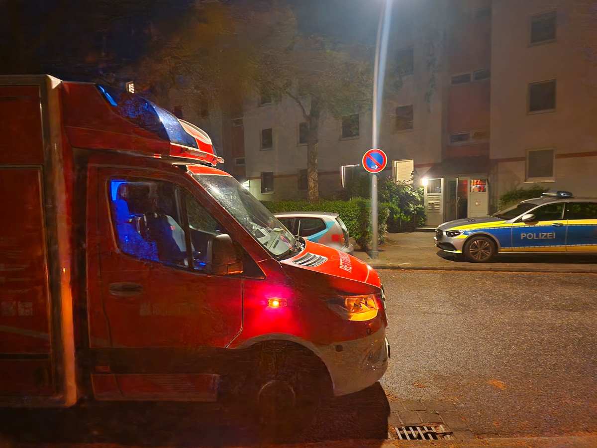 Polizei und Rettungswagen auf der Straße