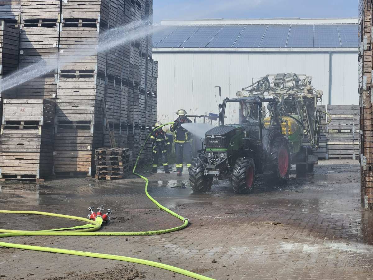Traktor-Brand in Estebrügge: Feuerwehr verhindert größere Schäden 1 Traktor