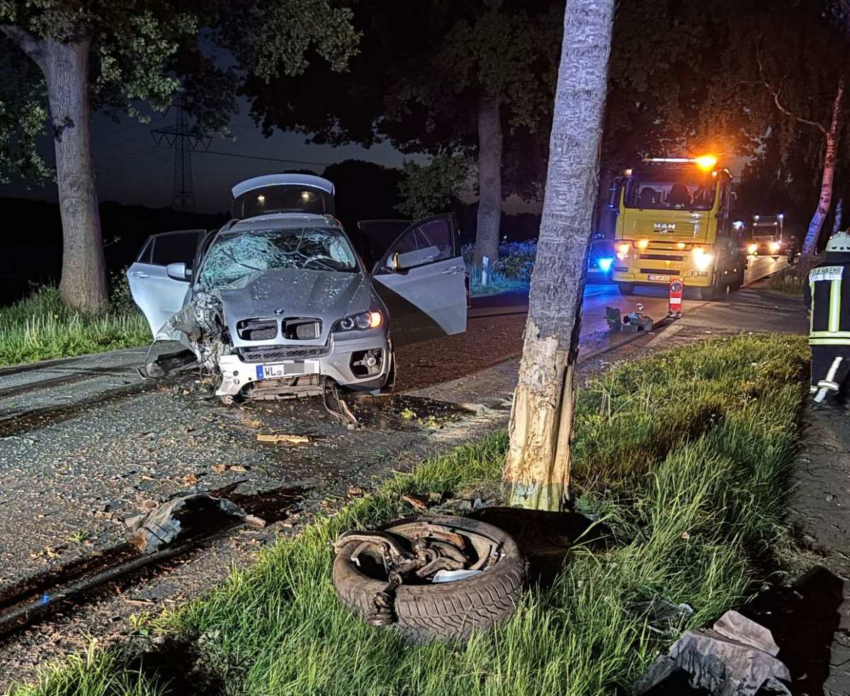 BMW kracht gegen Baum – Fahrer flüchtet verletzt vom Unfallort 1 a car crashed into a road with a firetruck and a tree