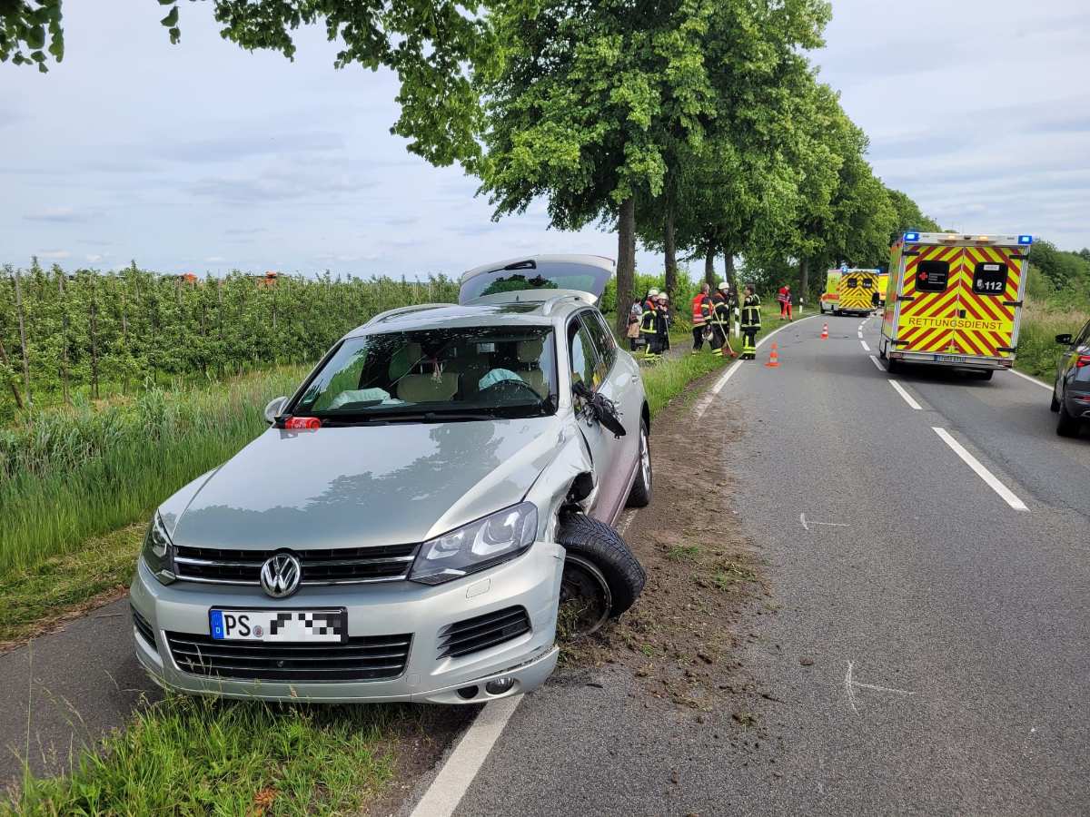 Motorradfahrerin bei Frontalzusammenstoß im Alten Land lebensgefährlich verletzt 1 a car crashed into a tree