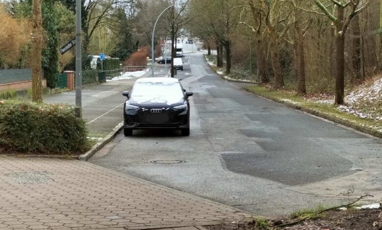 Tempo 30 für Fleestedter Straße: Harburg setzt auf mehr Verkehrssicherheit 4 a black car parked on a street
