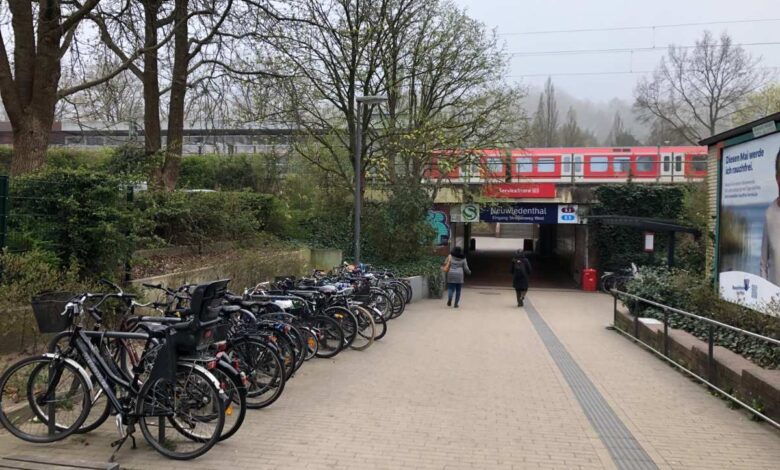 a group of bicycles parked in a row
