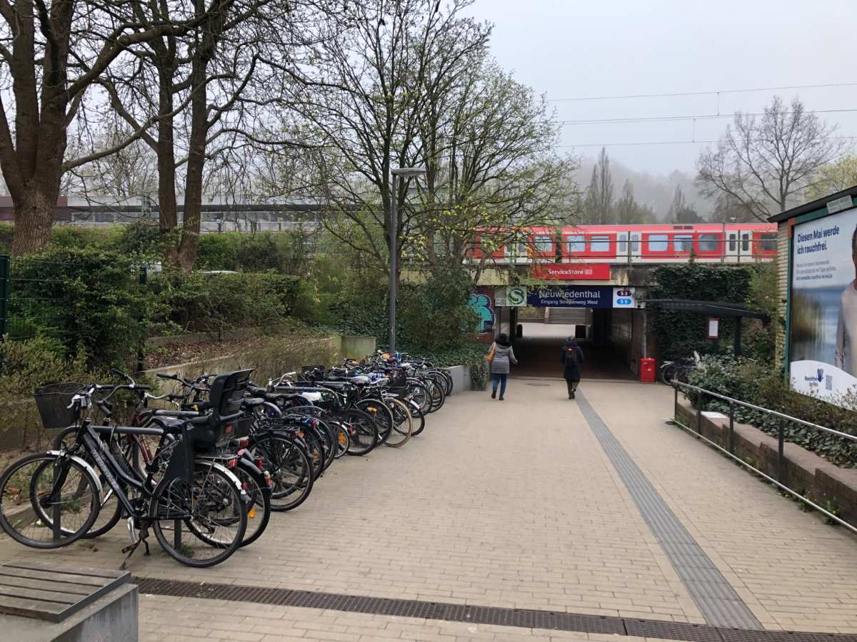 Neue Fahrradbügel für Neuwiedenthal: Bezirksversammlung reagiert auf Nachfrage 1 a group of bicycles parked in a row