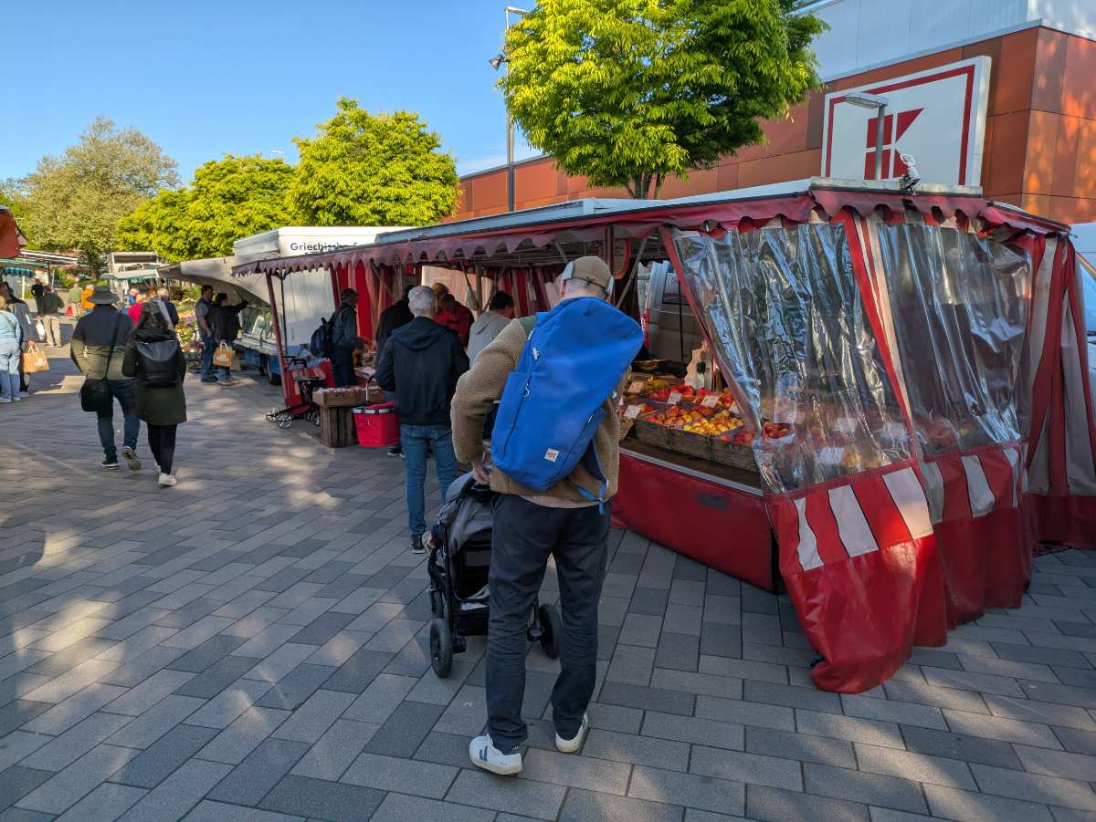 Frischer Spargel und süße Erdbeeren: Obsthof Brunckhorst auf dem Neugrabener Wochenmarkt 1 Marktstand
