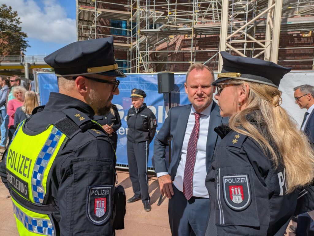 Neues Polizeikommissariat 47 feiert Richtfest direkt am Bahnhof Neugraben