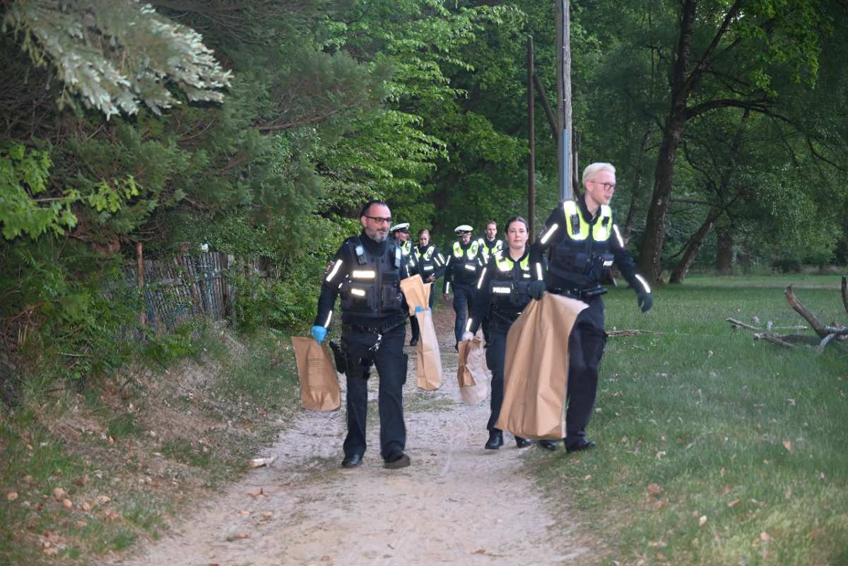 Rätselhafter Knochenfund in der Fischbeker Heide: Polizei ermittelt auf Hochtouren 1 a group of police officers carrying bags