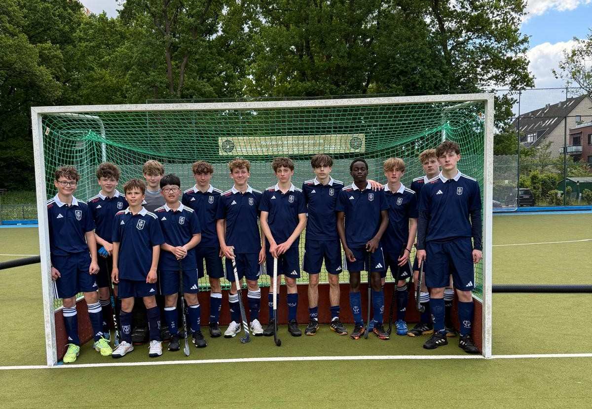 Heimfelder Hockeytalente starten mit Siegen in die Feldsaison 1 a group of boys in blue uniforms standing in front of a goal