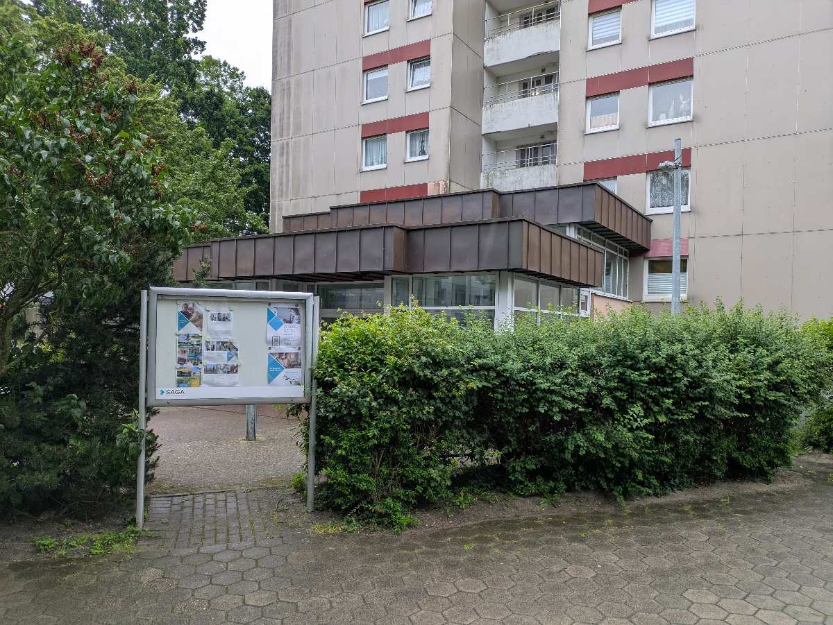Drama in Hausbruch: 26-Jähriger sticht 50-Jährigen nieder und springt in den Tod 1 a sign in front of a building