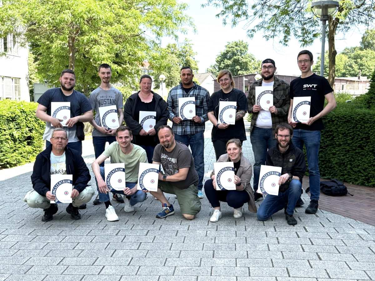DRK bringt neue Notfalltransportwagen nach Hamburg – Standort Süderelbe geplant 1 a group of people holding signs