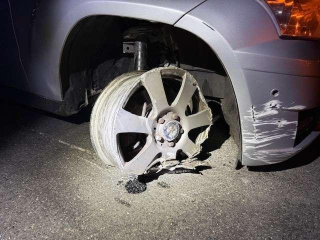 Mit Funkenflug durch die Nacht: Betrunkener Fahrer auf Felge gestoppt 1 a car with a damaged tire