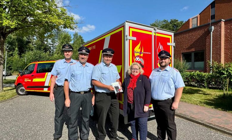 Seevetaler Feuerwehr erhält eigenen Spieleanhänger als Geburtstagsgeschenk 7 a group of people standing in front of a truck