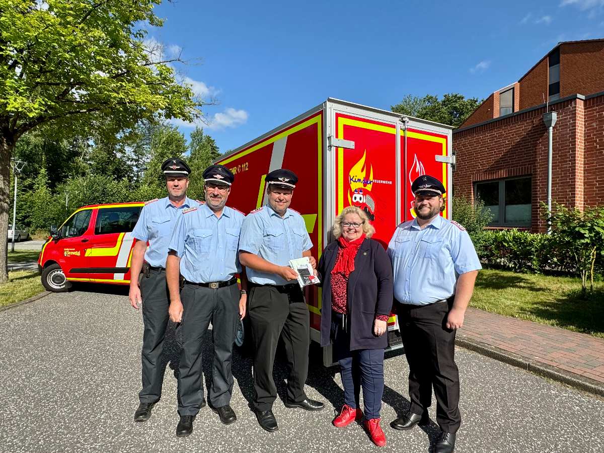 Seevetaler Feuerwehr erhält eigenen Spieleanhänger als Geburtstagsgeschenk 1 a group of people standing in front of a truck