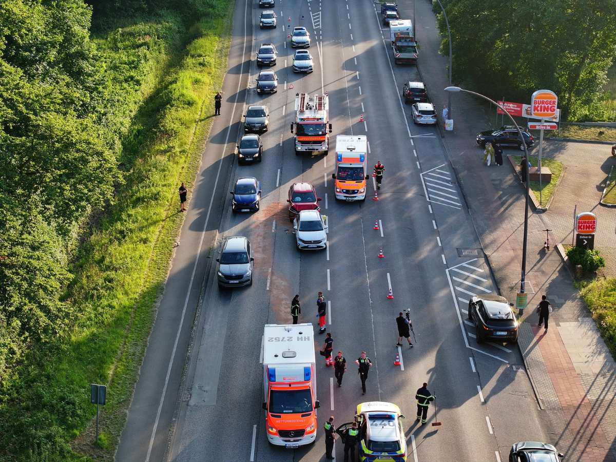 Mehrere Verletzte bei Auffahrunfall auf Stader Straße – Kind unter den Betroffenen 1 a road with cars and emergency vehicles
