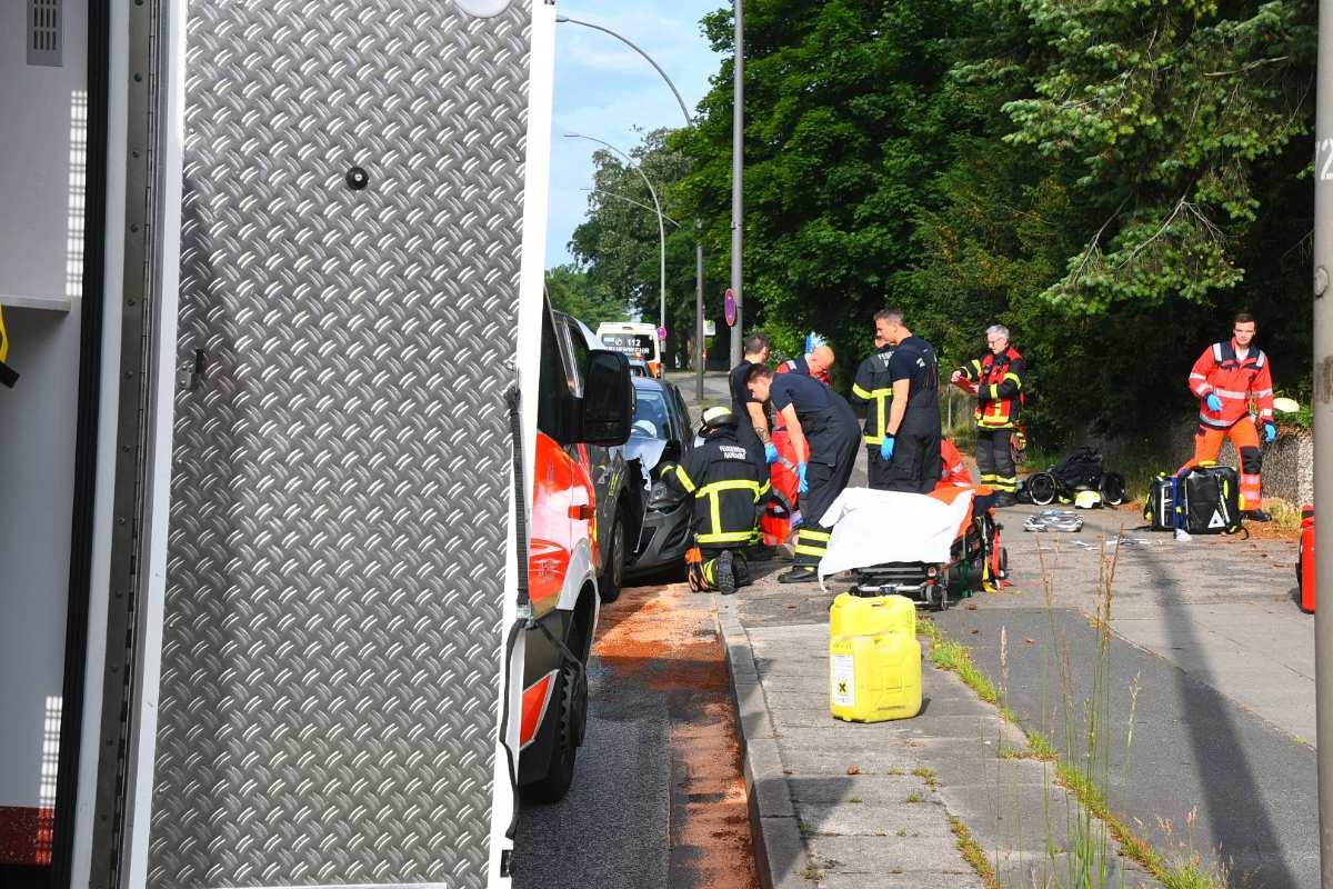 Tödlicher Unfall in Neugraben-Fischbek: Senior stirbt nach Frontalcrash 1 a group of people in uniform
