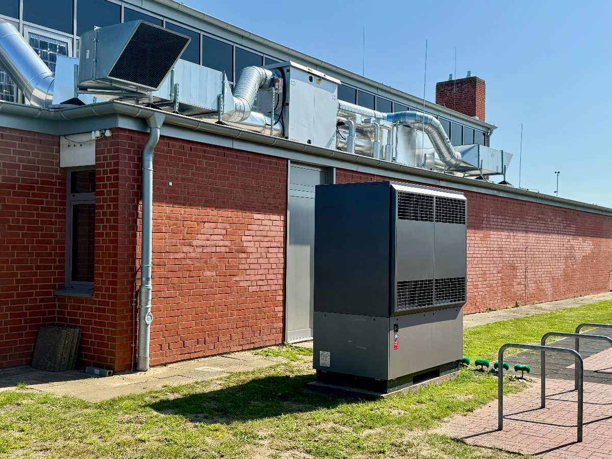 Sporthalle Over nach Sanierung eröffnet – Seevetal setzt auf Klimaschutz und Komfort 1 a brick building with a large grey box