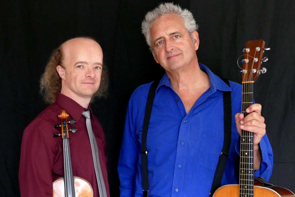 Fiddle-Feuerwerk bei der Langen Nacht in Stade mit Mardon & Vaughn 1 two men holding instruments and posing for the camera