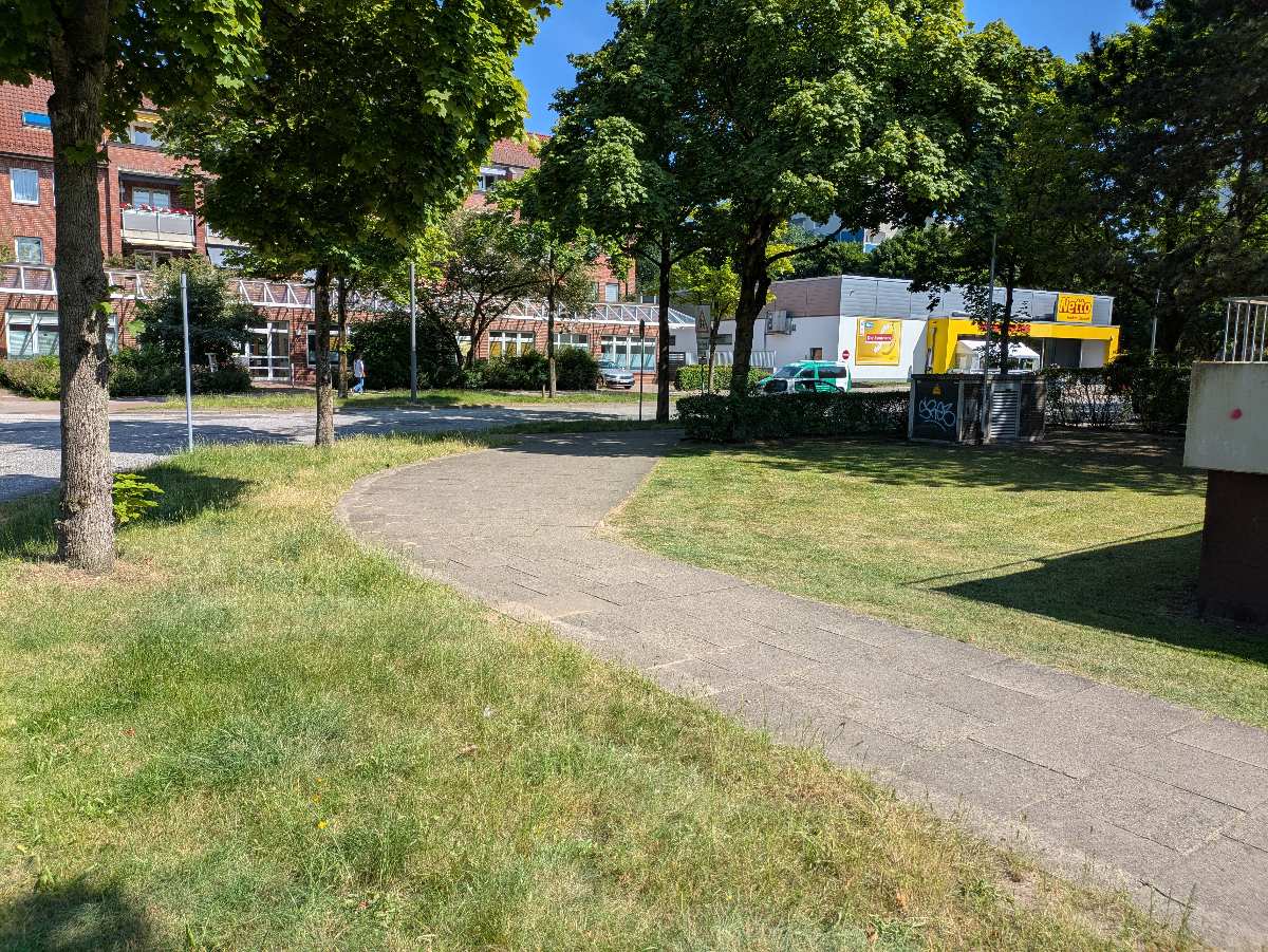 StadtRAD Hamburg auf Erfolgskurs: Station Neuwiedenthal wieder geöffnet 1 a path in a park with trees and buildings in the background