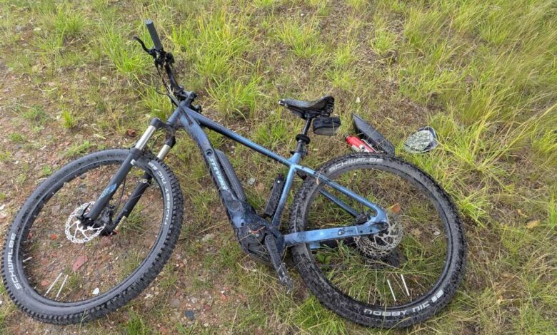 Schwer verletzter Pedelec-Fahrer nach Unfallflucht bei Apensen 9 a bicycle lying on the ground