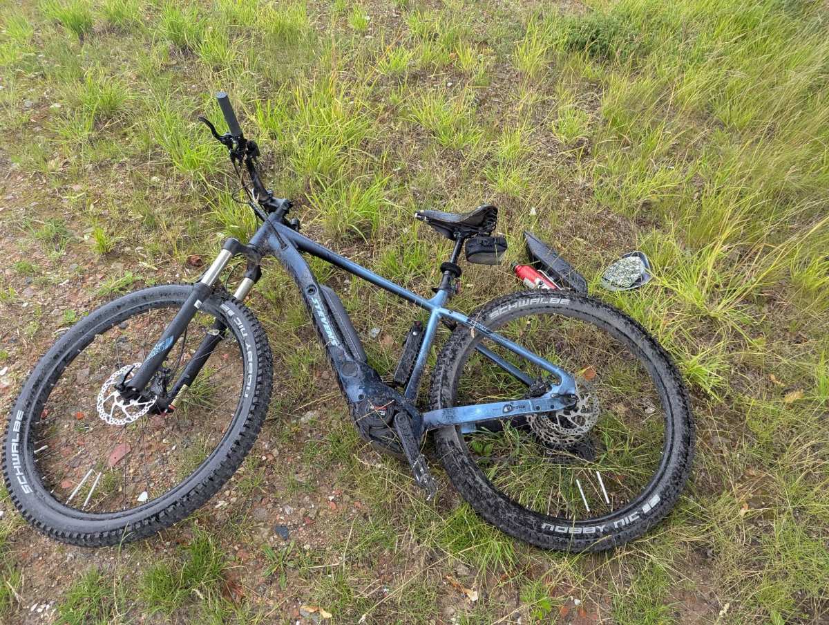 Schwer verletzter Pedelec-Fahrer nach Unfallflucht bei Apensen 1 a bicycle lying on the ground