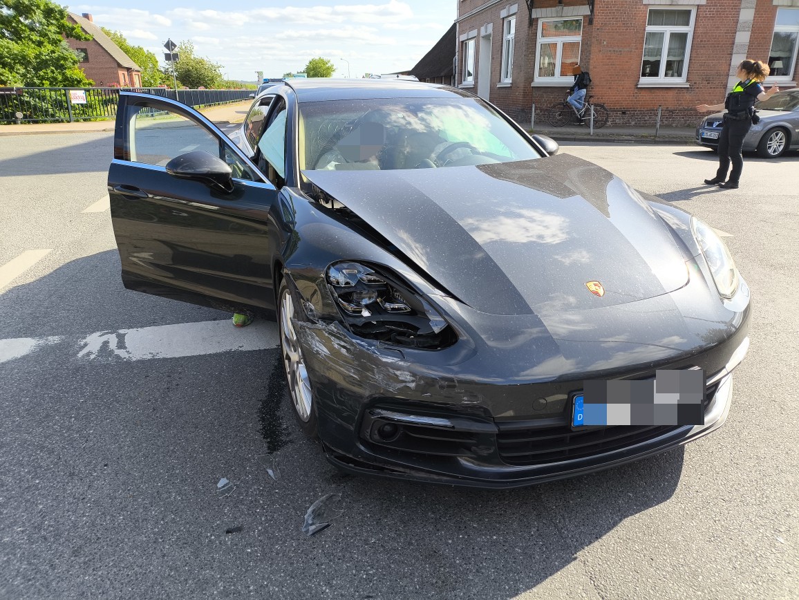 Crash in Jork: VW-Fahrer übersieht Porsche beim Abbiegen 1 a black sports car with a broken headlight