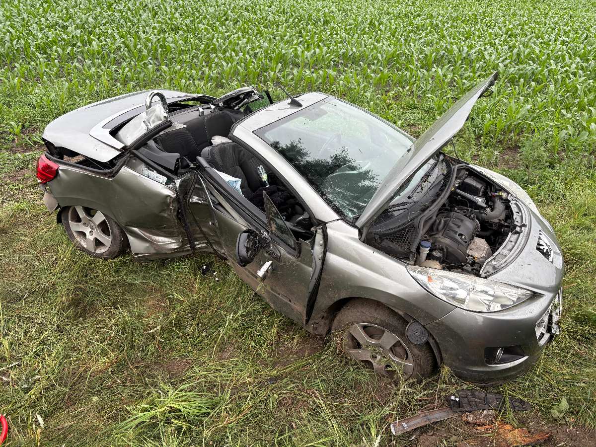 Schwerer Unfall in Harsefeld: 19-Jährige kracht gegen Baum 1 a car with a broken door