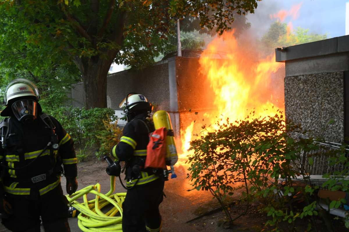 Hausbruch: Containerbrand durch Kinder verursacht – Wasserdruckabfall nach Löscheinsatz 1 a firemen putting out a fire
